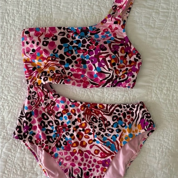 NWT Jessica Simpson
Women's Abstract-Print One-Shoulder Swimsuit XL - Picture 3 of 3